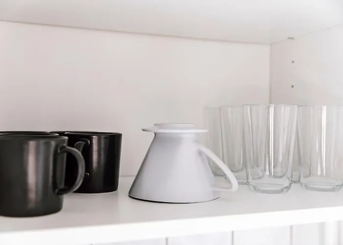 Komplett Neu: 2-Zi Zentral Im Altbau. 24H-Checkin