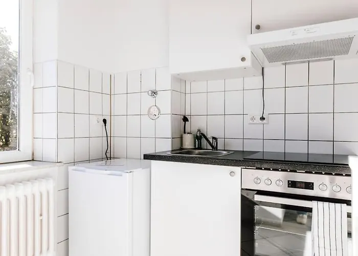 Komplett Neu: 2-Zi Zentral Im Altbau. 24H-Checkin