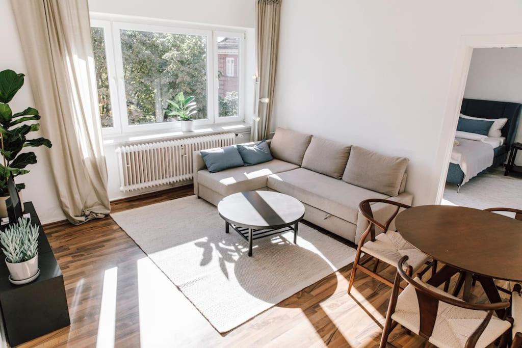 Komplett Neu: 2-zi Zentral Im Altbau. 24h-checkin Kiel