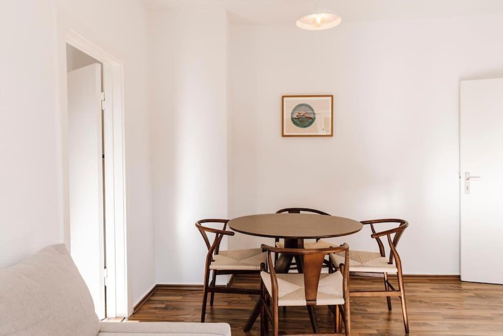 Komplett Neu: 2-zi Zentral Im Altbau. 24h-checkin Apartment Kiel