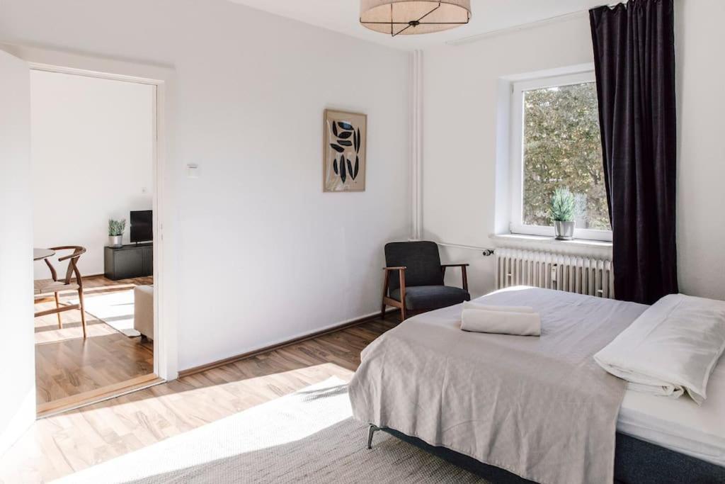 Komplett Neu: 2-zi Zentral Im Altbau. 24h-checkin *