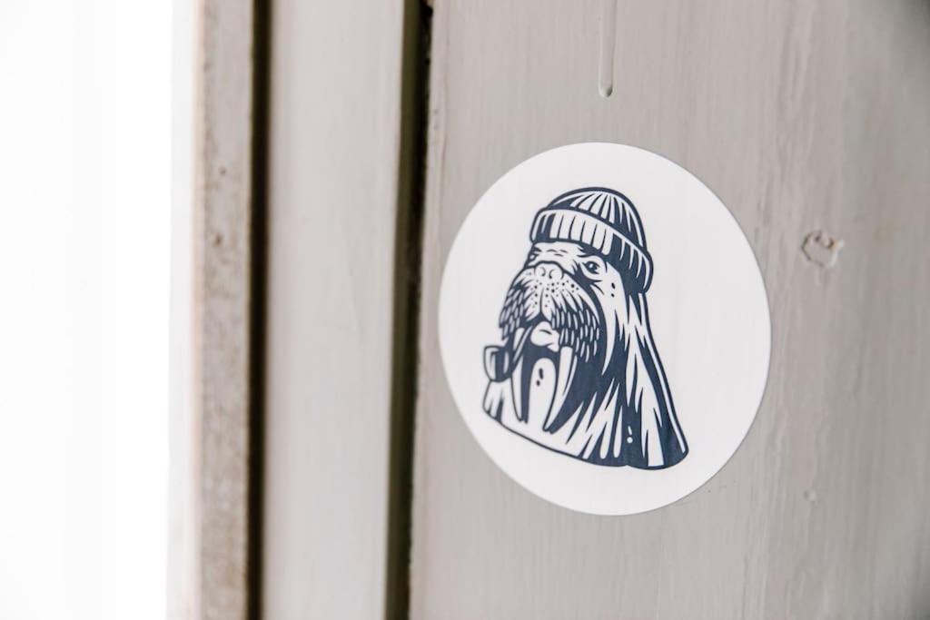 Komplett Neu: 2-zi Zentral Im Altbau. 24h-checkin Kiel